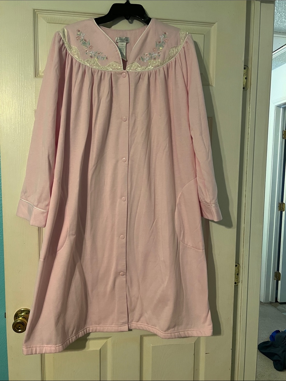 Jasmine Rose Pink Embroidered Lace Robe.Size Large.Snap front w/pockets. No wear